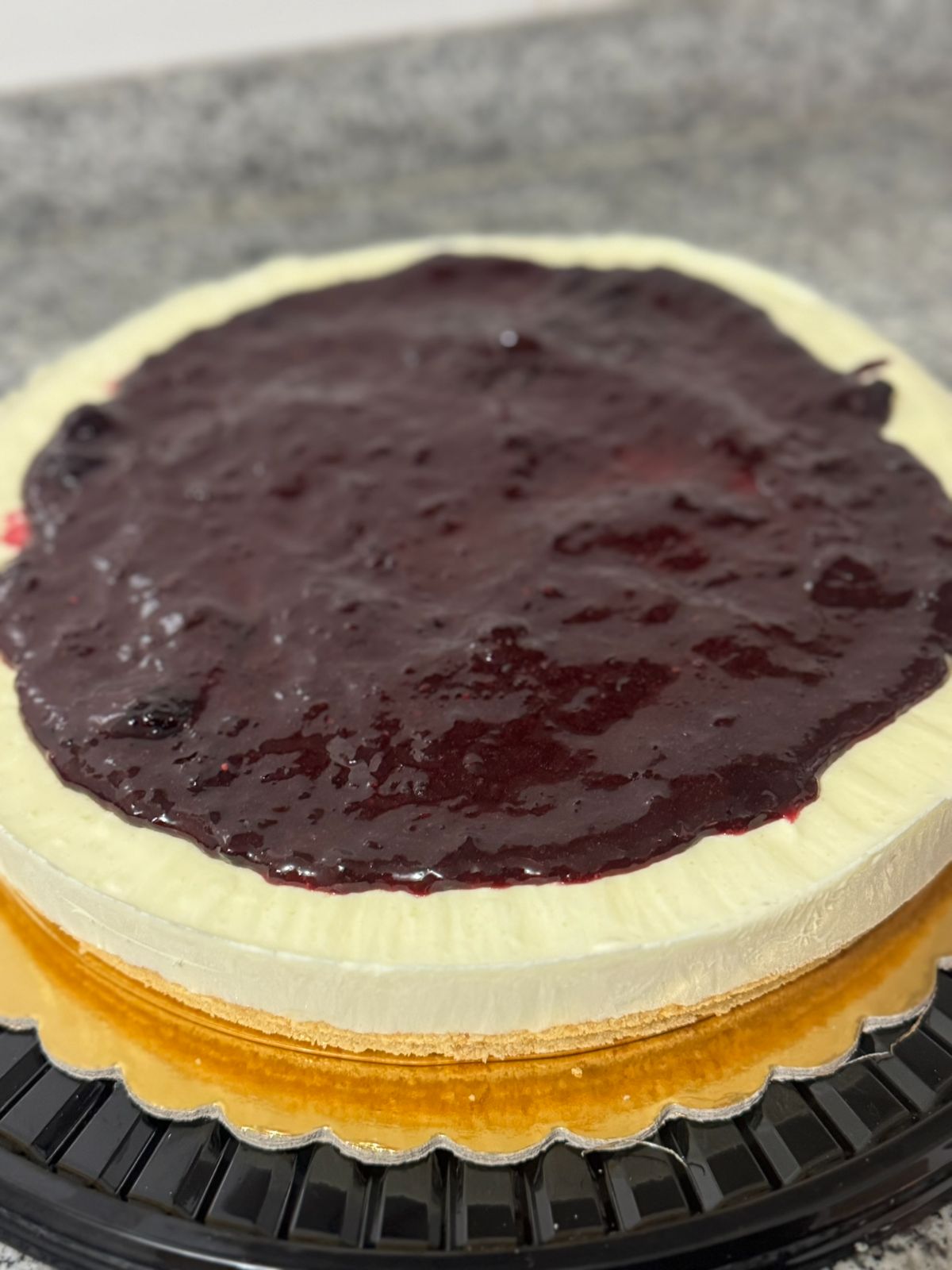 Cheescake helado con salsa de frutos rojos